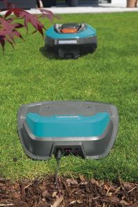 Der Gardena R40Li Mähroboter auf dem Weg zur Ladestation