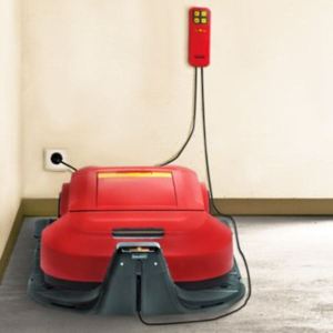 Wolf Garten Rasenmähroboter beim Energietanken in der Ladestation
